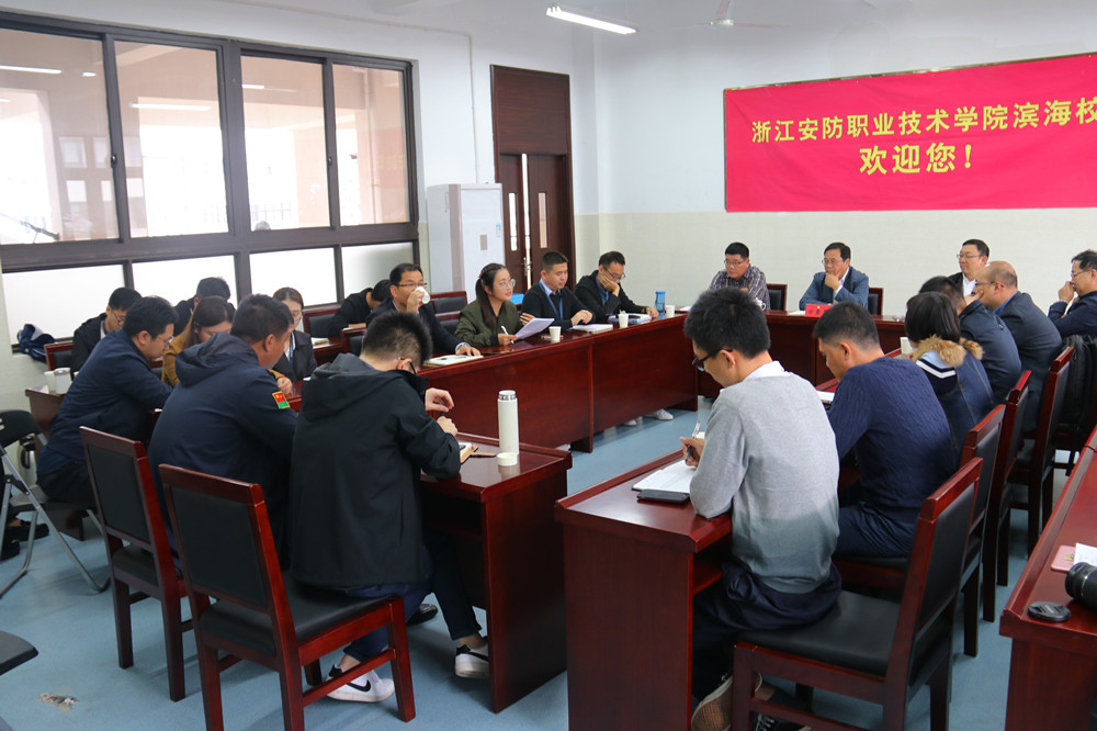 华亭沙龙·书记下午茶”滨海校区教师座谈.jpg
