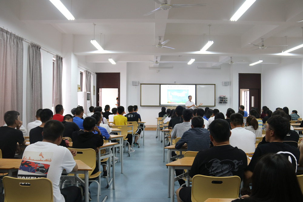 戴海东院长为滨海校区学生讲授形势政策课.JPG