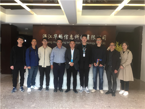 图6：季凌斌一行人与在浙江华畅信息科技有限公司实习的学生合影留念.jpg