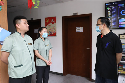 20200518信息：学院领导看望慰问公寓宿管员 (2).jpg