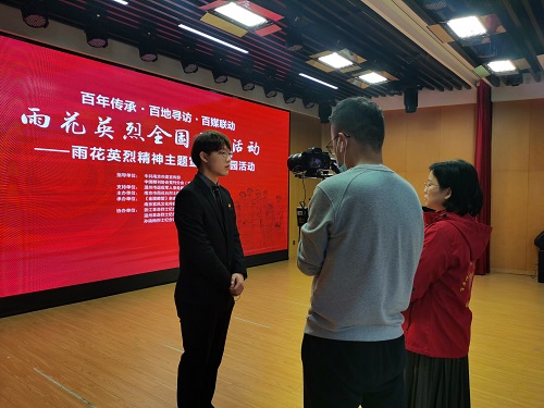 4智能安防学院入党积极分子许奥接受媒体采访.jpg