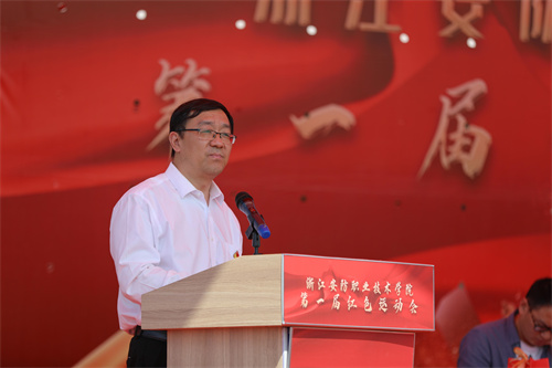 主持人：学院党委副书记 副校长胡伟国.jpg
