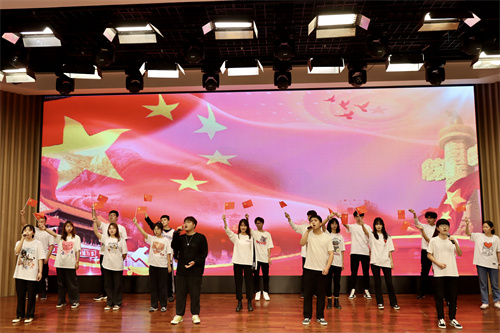 4红色歌曲共唱：《红旗飘飘》.jpg