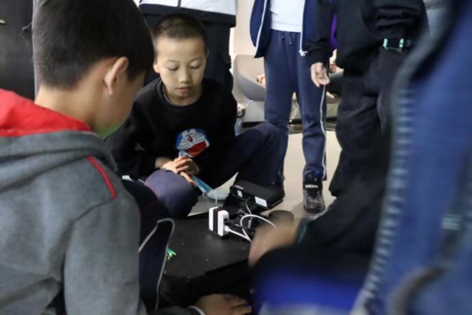 青少年操控人工智能小车等设备.jpg